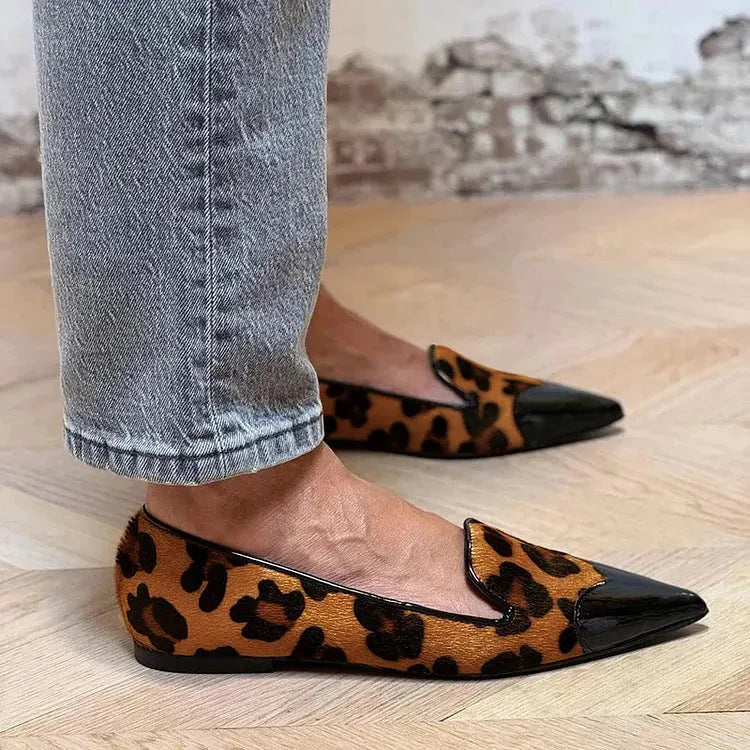 Women's pointed leopard print shallow mouth pumps with low heel, brown colour, on display