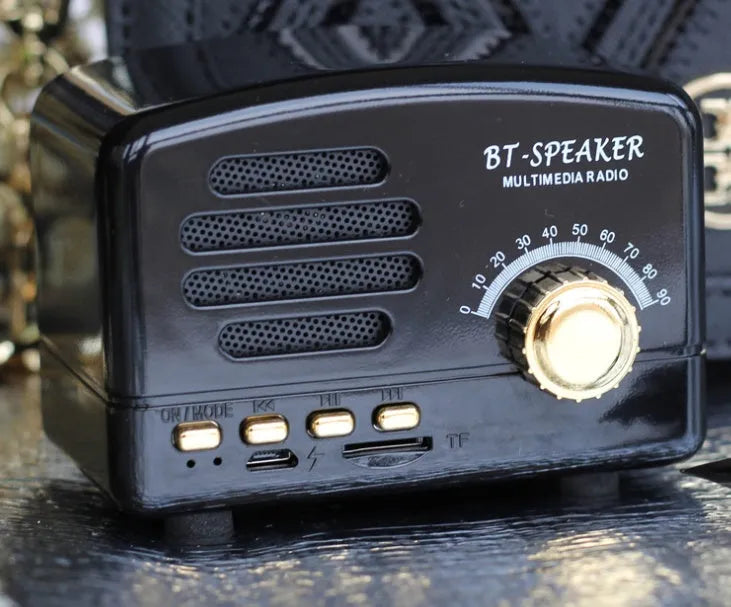 Vintage-style wood-effect Bluetooth speaker in black, pink, and wood grain colour options.