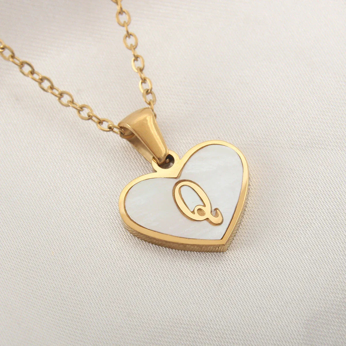 Personalized 26-letter heart-shaped necklace made of stainless steel and white shell