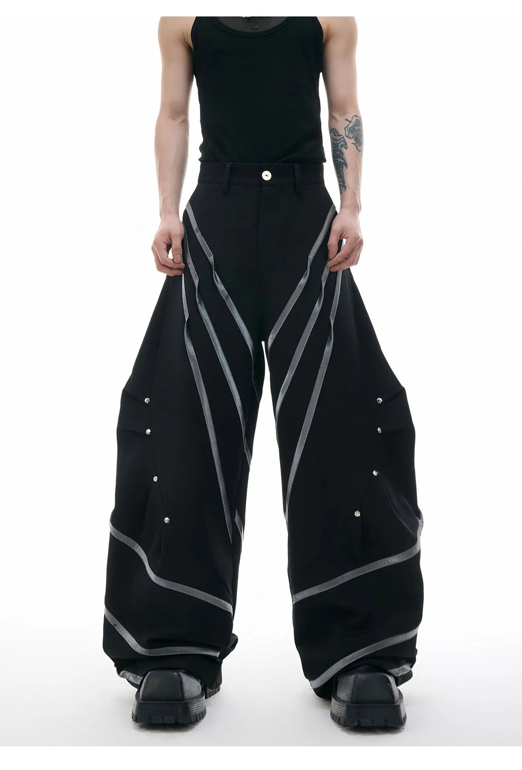 Men's black trousers with metal striped rivet pleats and three-dimensional cutting.