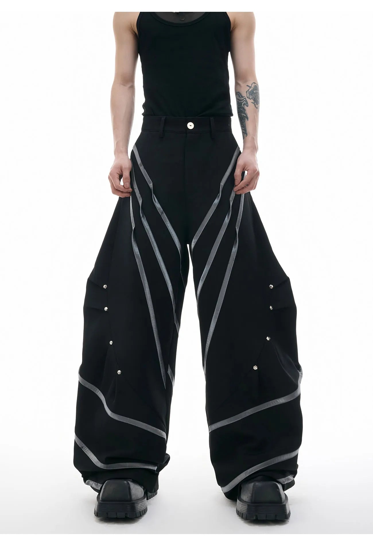 Men's black trousers with metal striped rivet pleats and three-dimensional cutting.