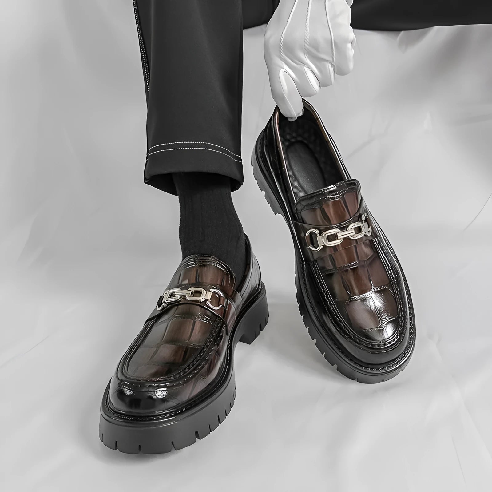 Men's crocodile pattern leather platform loafers in British style with flat heel