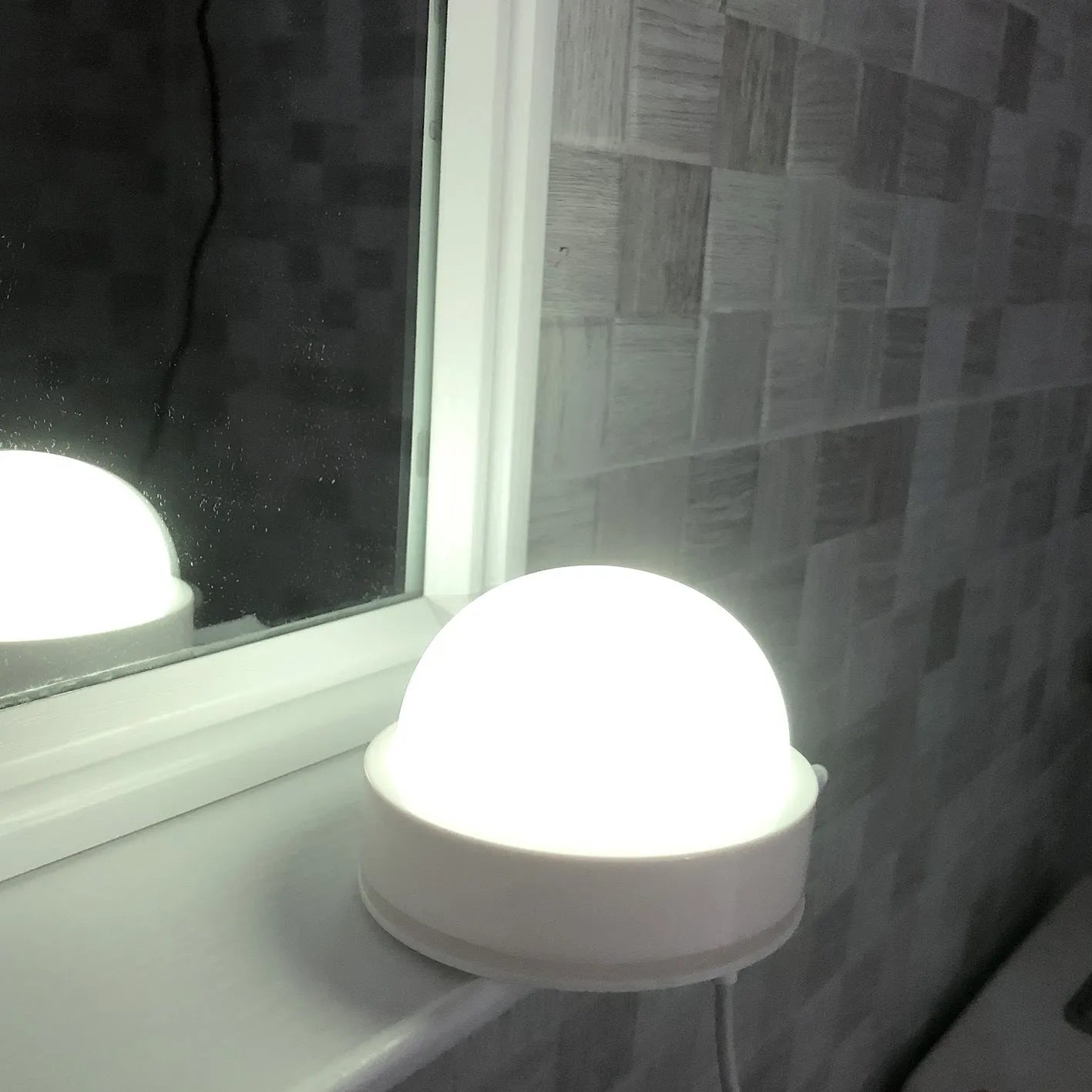 Colourful gradient 3D shooting night light with USB cable, touch panel, and remote control.