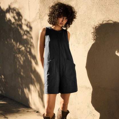 Stylish loose jumpsuit with pockets in a variety of summer-ready colors, featuring a comfortable and breathable fabric blend.