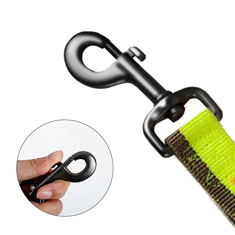 Green anti-violence dog training leash with elastic shock-resistant design and metal clip
