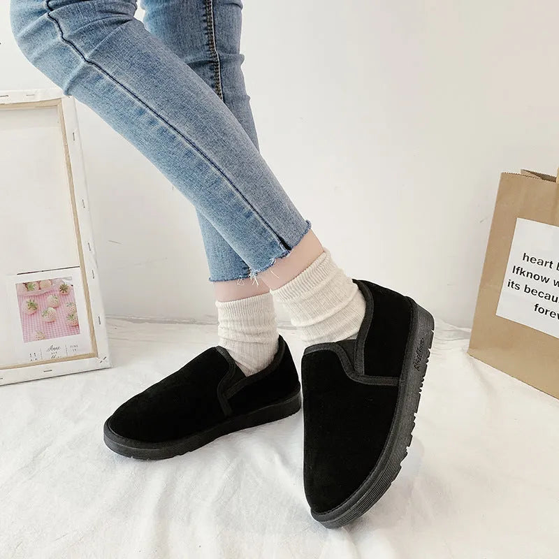 Fleece-lined flat snow boots in various colours showing low-top casual style and rubber sole.