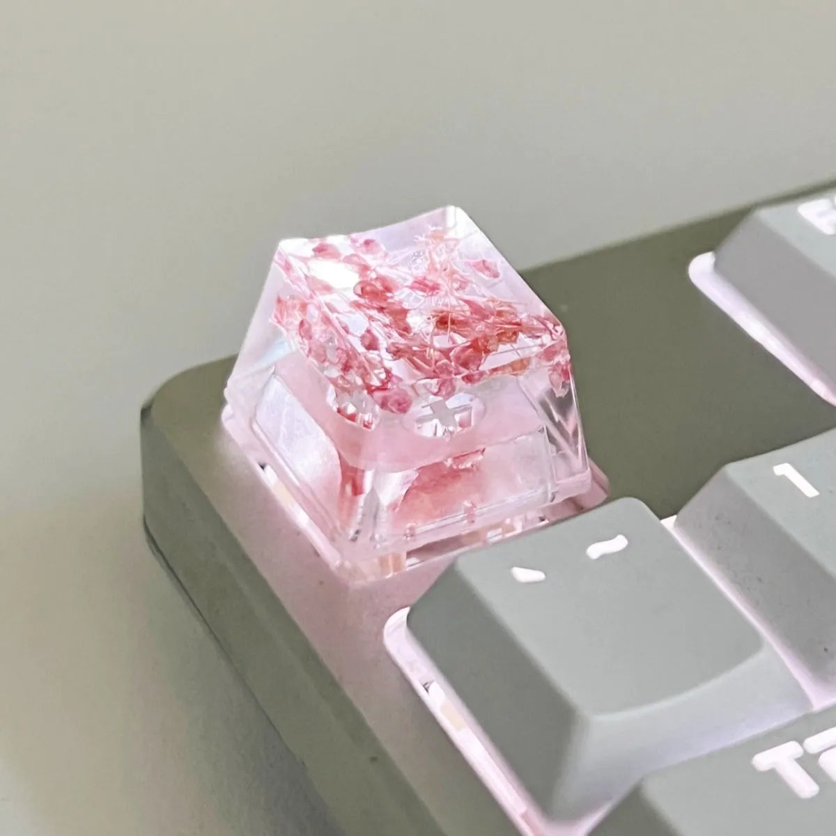 High transparency resin starry sky keycap for mechanical keyboard in green, pink, red, and violet colours.