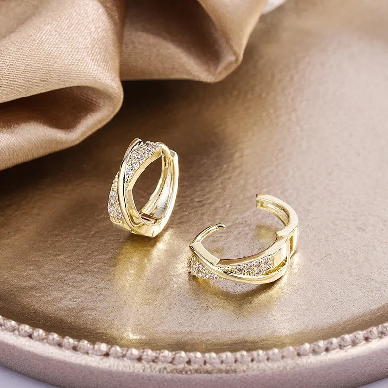 A pair of geometric earrings in 14K yellow colour, made from copper with a zircon treatment.