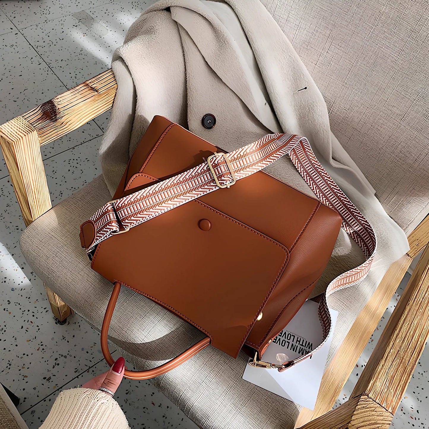 Atmospheric fashion handbag in beige PU fabric, 25cm height with structured design and colour options