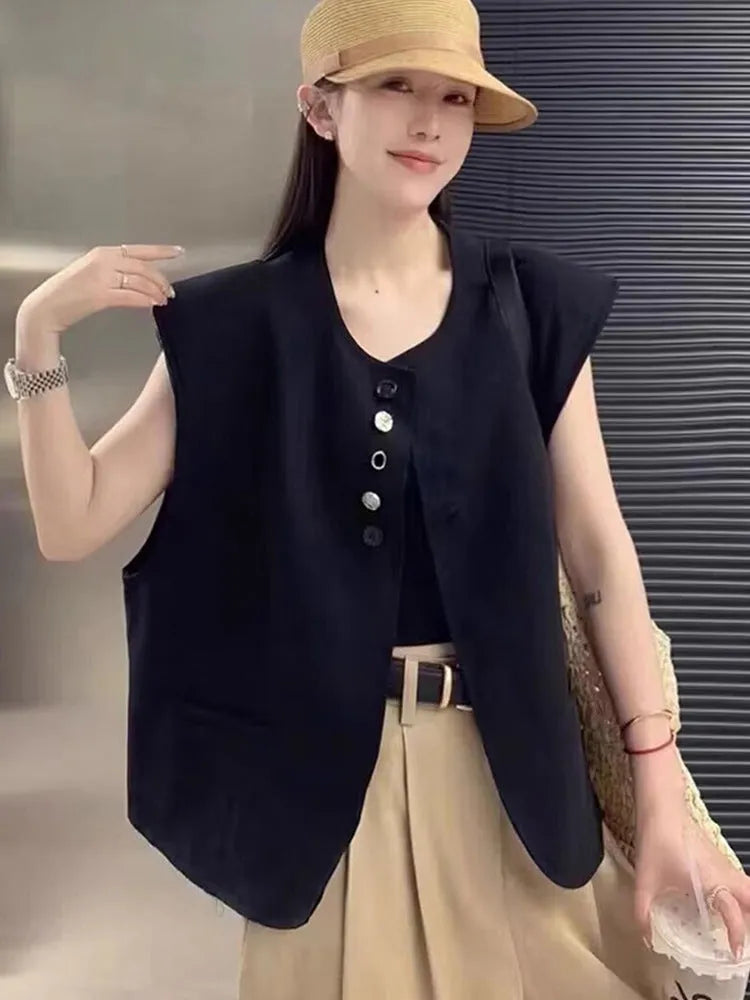 Women's loose sleeveless vest with pockets in milky white polyester fabric