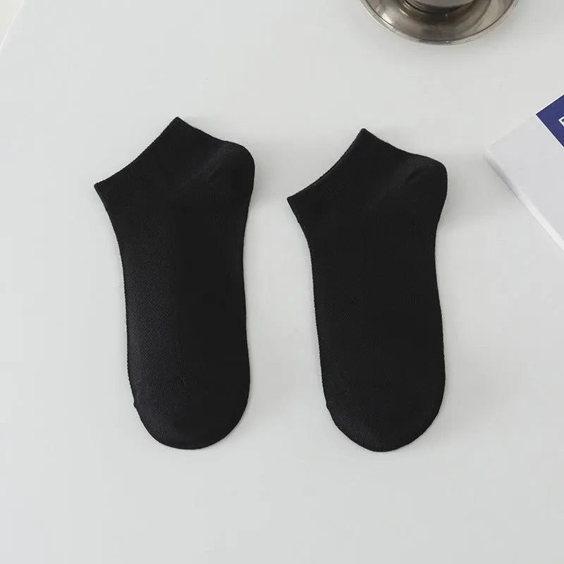 Pair of solid colour low-cut boat socks for men, made from breathable polyester.