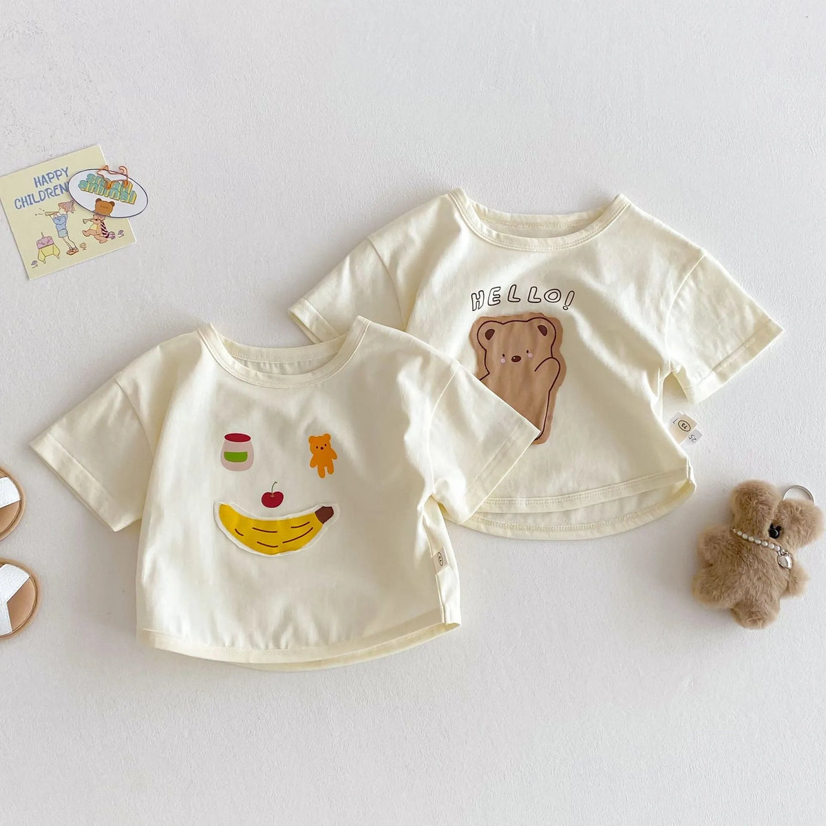 Children's suit with bear patch cartoon T-shirt and matching shorts in khaki colour, cotton-polyester blend