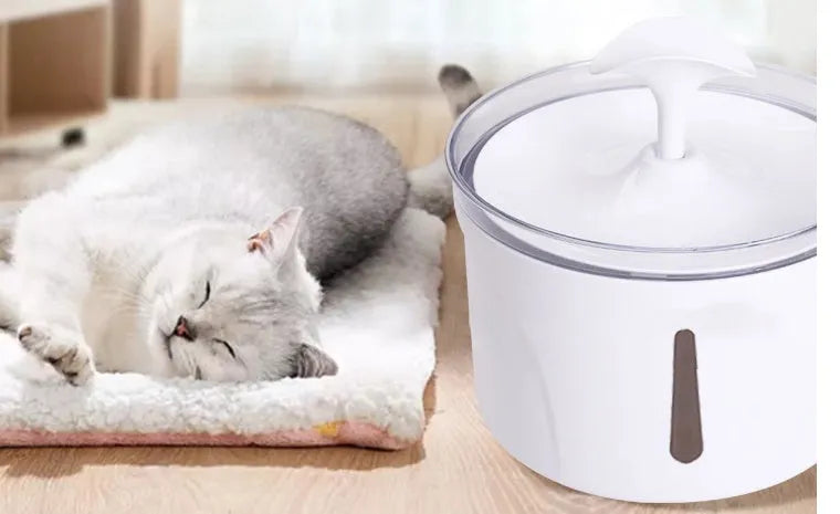 White pet water dispenser with automatic circulation, 2.5L capacity, for cats and dogs