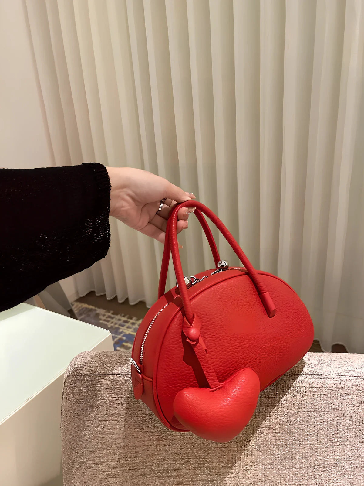 Women's heart-shaped crossbody bag in genuine leather with adjustable strap and zipper compartment