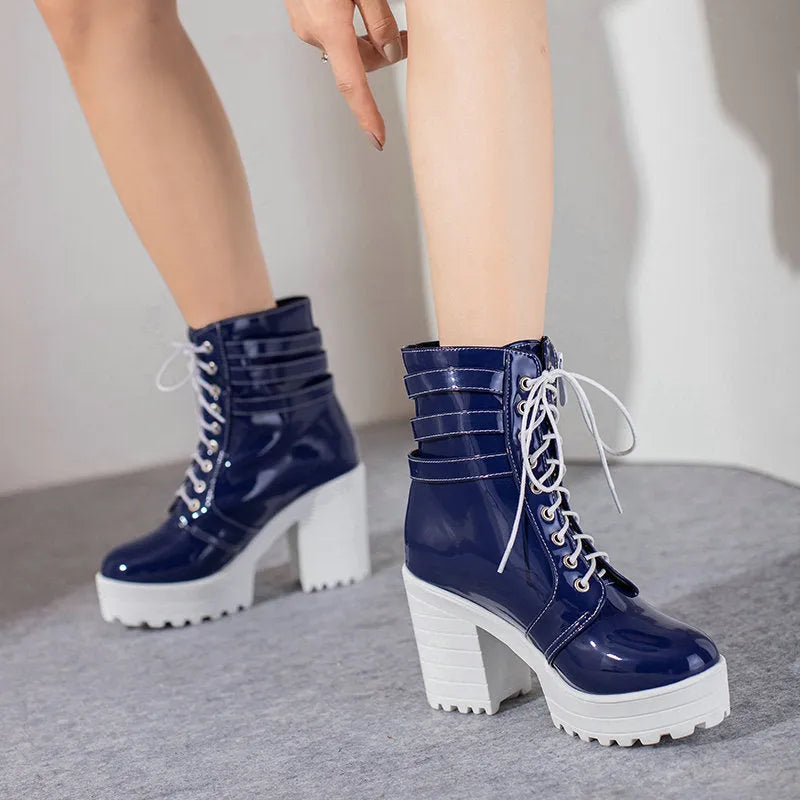 Women's black ankle boots with chunky heel and lace-up front