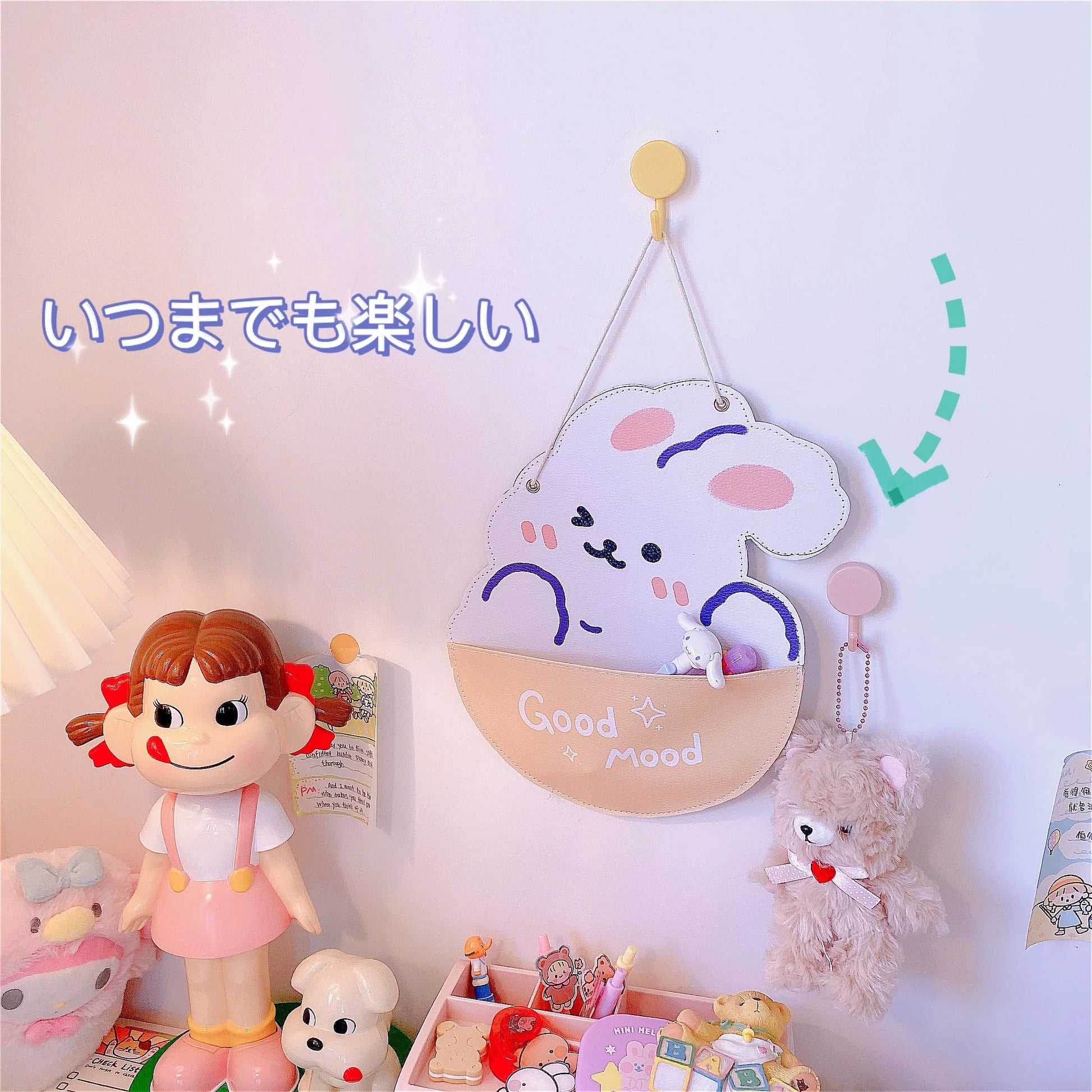 Wall hanging storage bag in beige bear and yellow rabbit designs, 22.5cm by 35cm