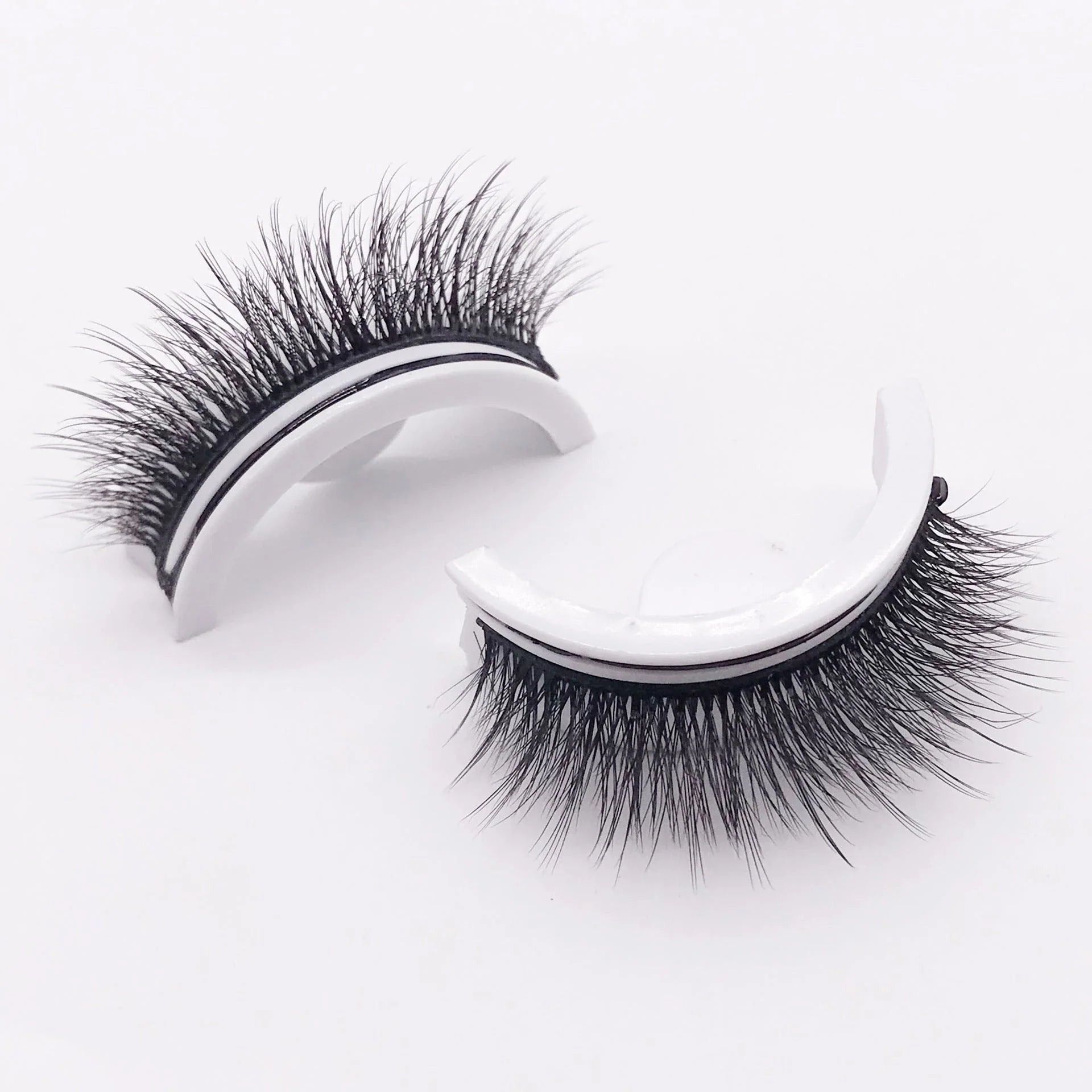 Captivating 3D layered mink-like false eyelashes for bold, voluminous eye makeup looks