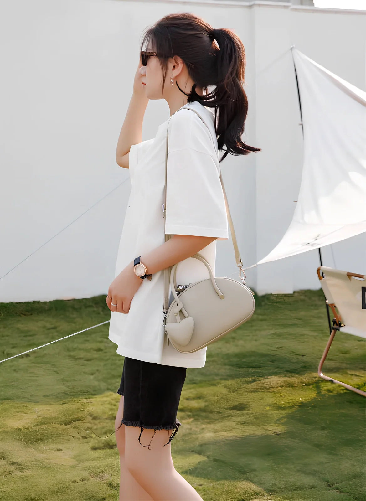 Women's heart-shaped crossbody bag in genuine leather with adjustable strap and zipper compartment