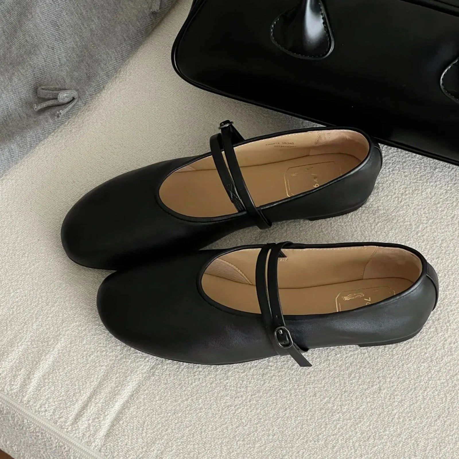 Soft retro Mary Jane shoes round toe shallow mouth black sheepskin low heel buckle fastening