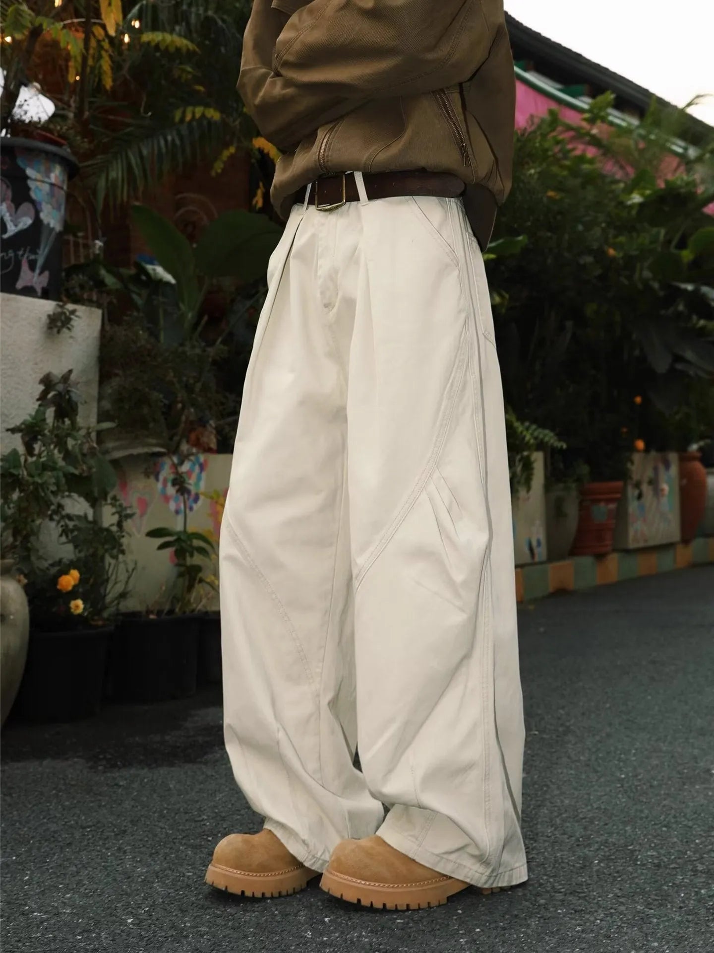 Men's pleated straight-leg trousers in a loose fit, shown in apricot colour with striped pattern.