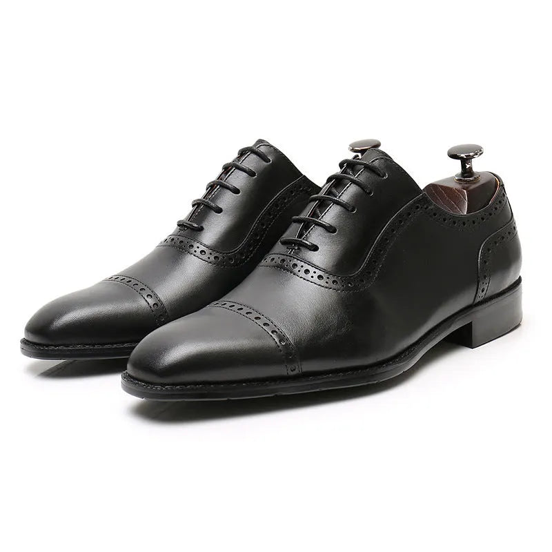 Men's black cowhide Oxford brogue shoes with rubber sole and sewn thread detail