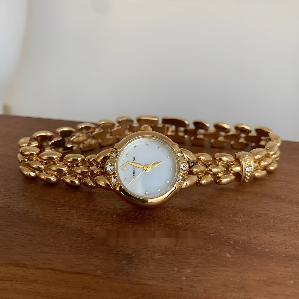 Women's alloy quartz watch with gold strap and rhinestone dial fritillary surface