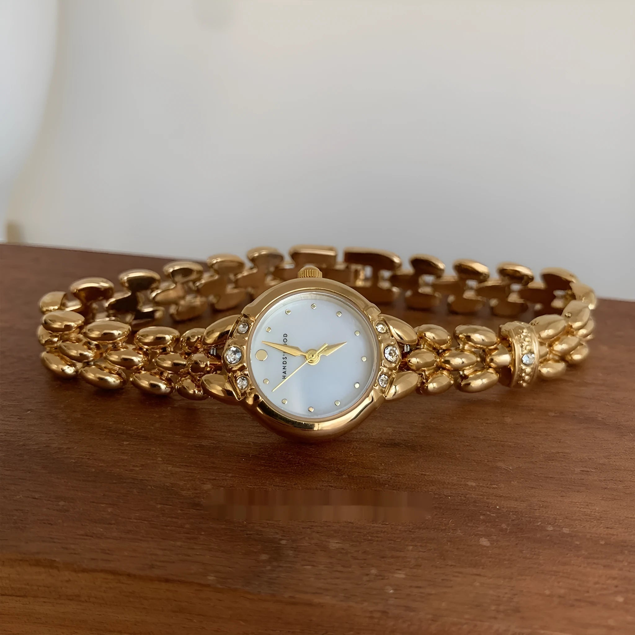 Women's alloy quartz watch with gold strap and rhinestone dial fritillary surface