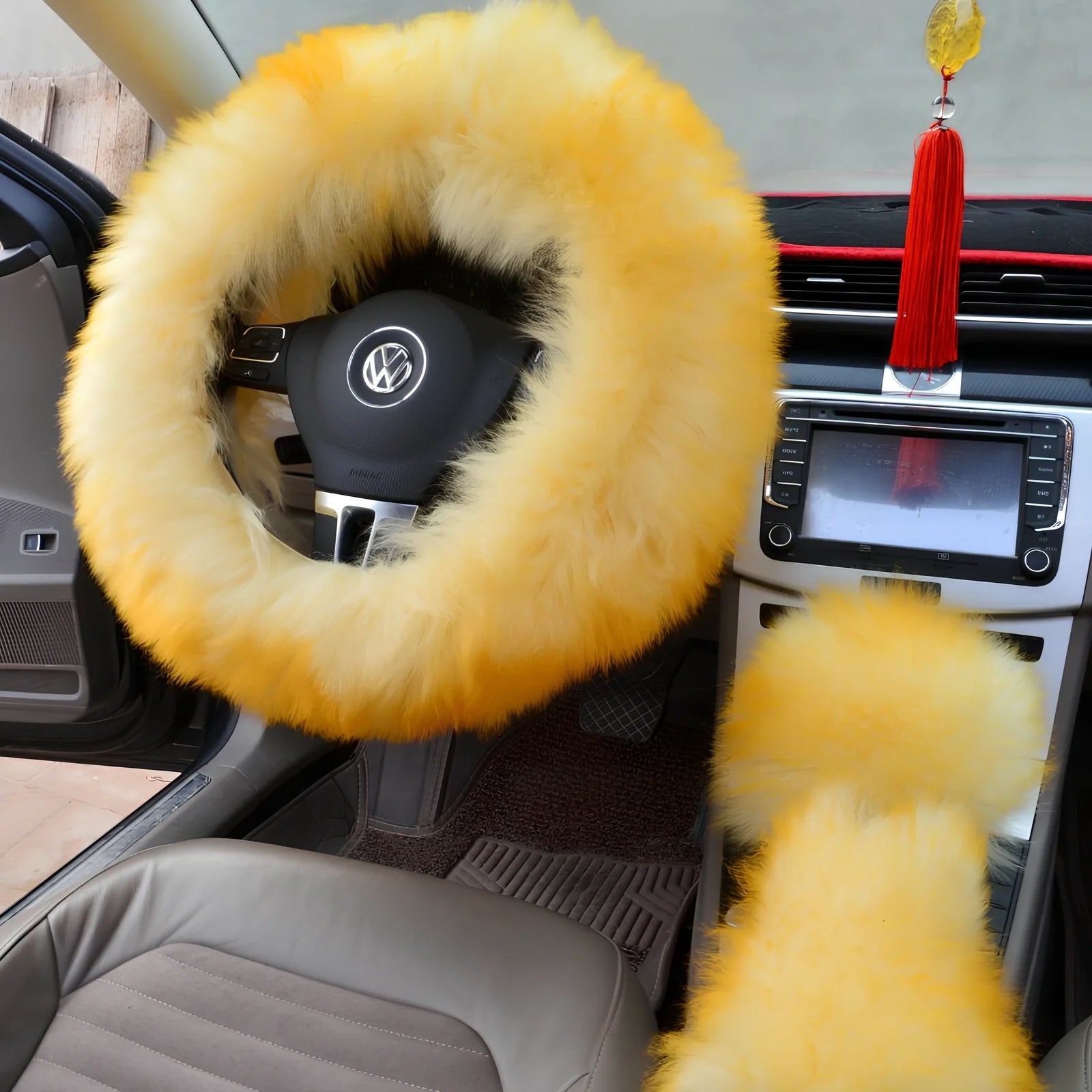 Three-piece wool steering wheel cover showing universal 38cm diameter fit with wool-cashmere blend material