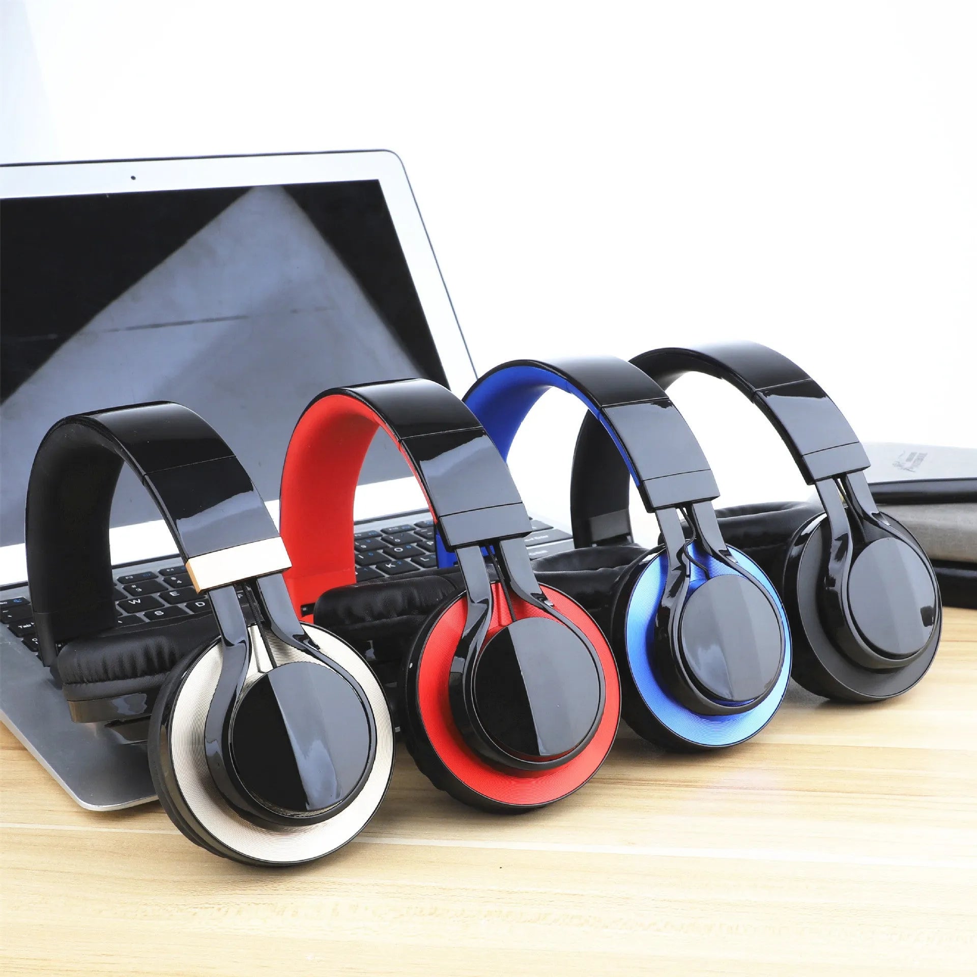 Wired black head-mounted headphones with 3.5mm plug and microphone for mobile phone karaoke