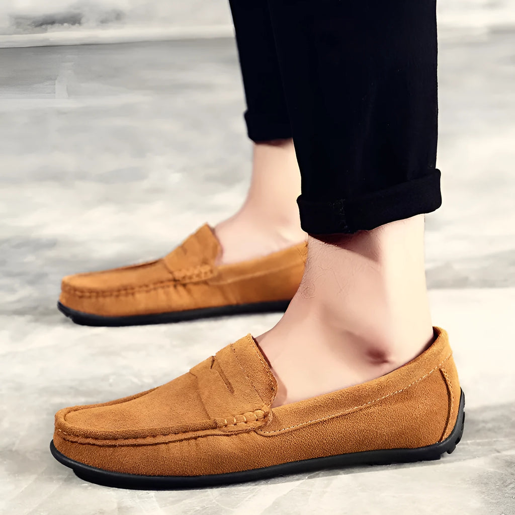 Men's British plus size casual shoes in suede leather with flat rubber sole and slip-on design