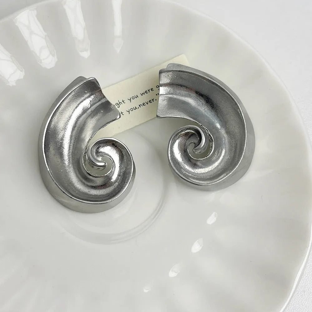 Geometric ear studs with retro design in gold or silver finish, 5 cm size