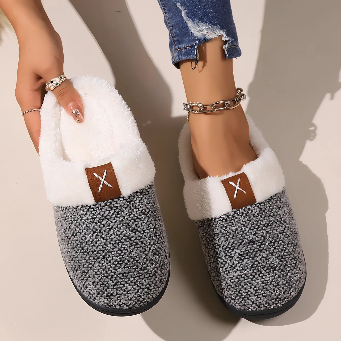 Winter plush slippers with thick sole and anti-slip pattern in burgundy colour