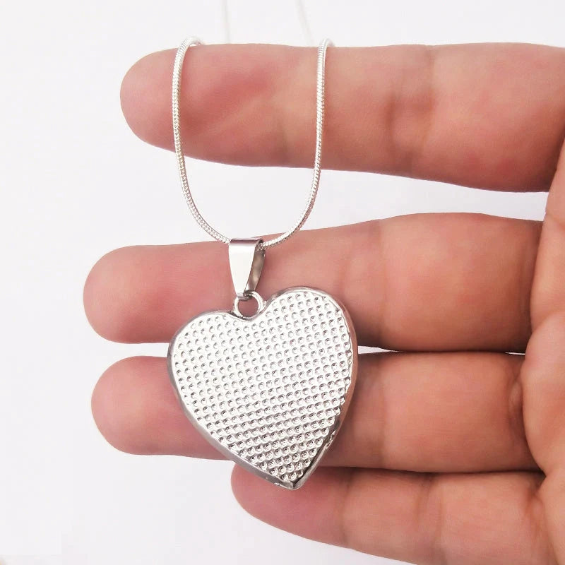 Heart-shaped epoxy necklace with inspirational message for daughters