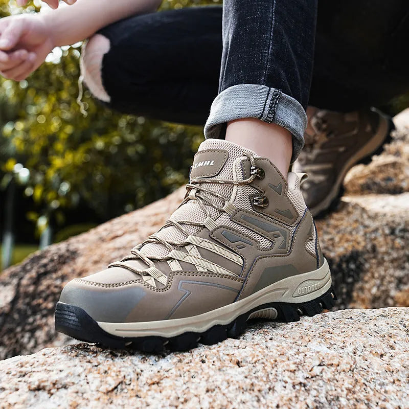 Low-top outdoor hiking shoes with lace-up front in multiple colour options