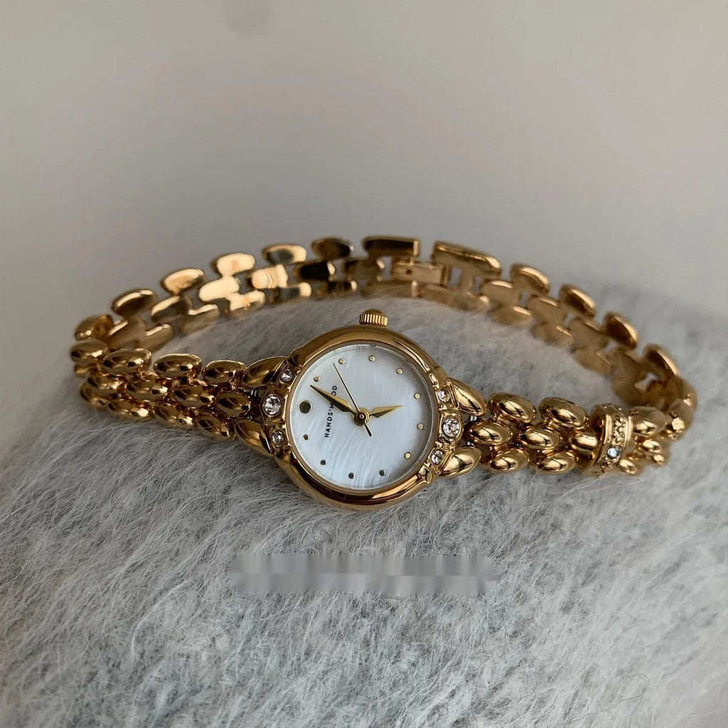 Women's alloy quartz watch with gold strap and rhinestone dial fritillary surface