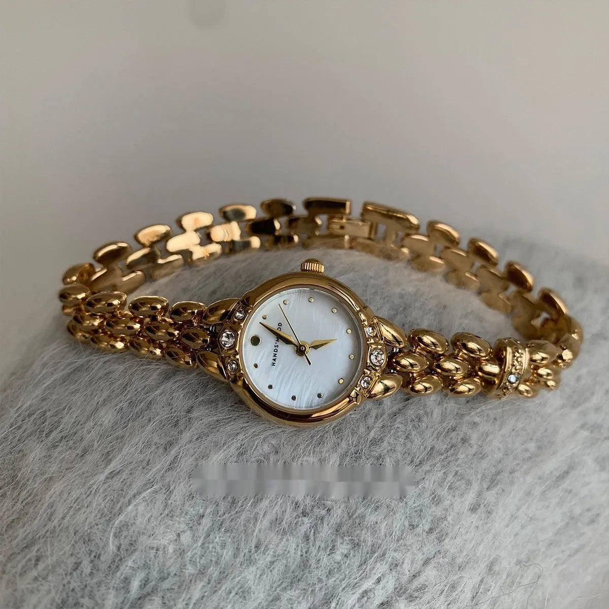 Women's alloy quartz watch with gold strap and rhinestone dial fritillary surface