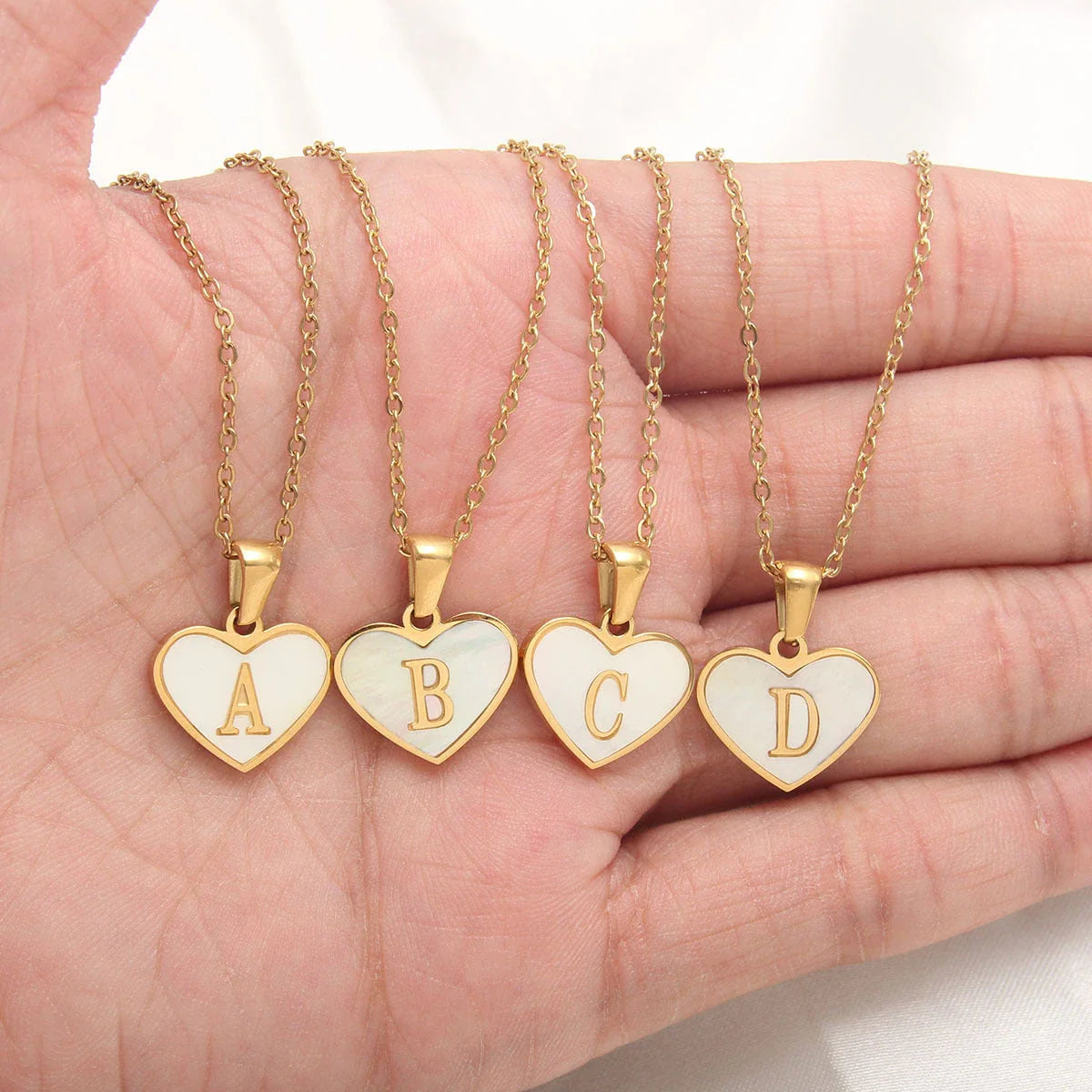 Personalized 26-letter heart-shaped necklace made of stainless steel and white shell