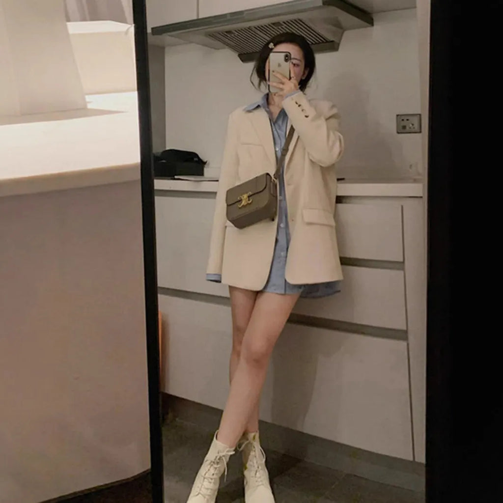 Korean style small suit jacket in solid colour with long sleeves and pockets.