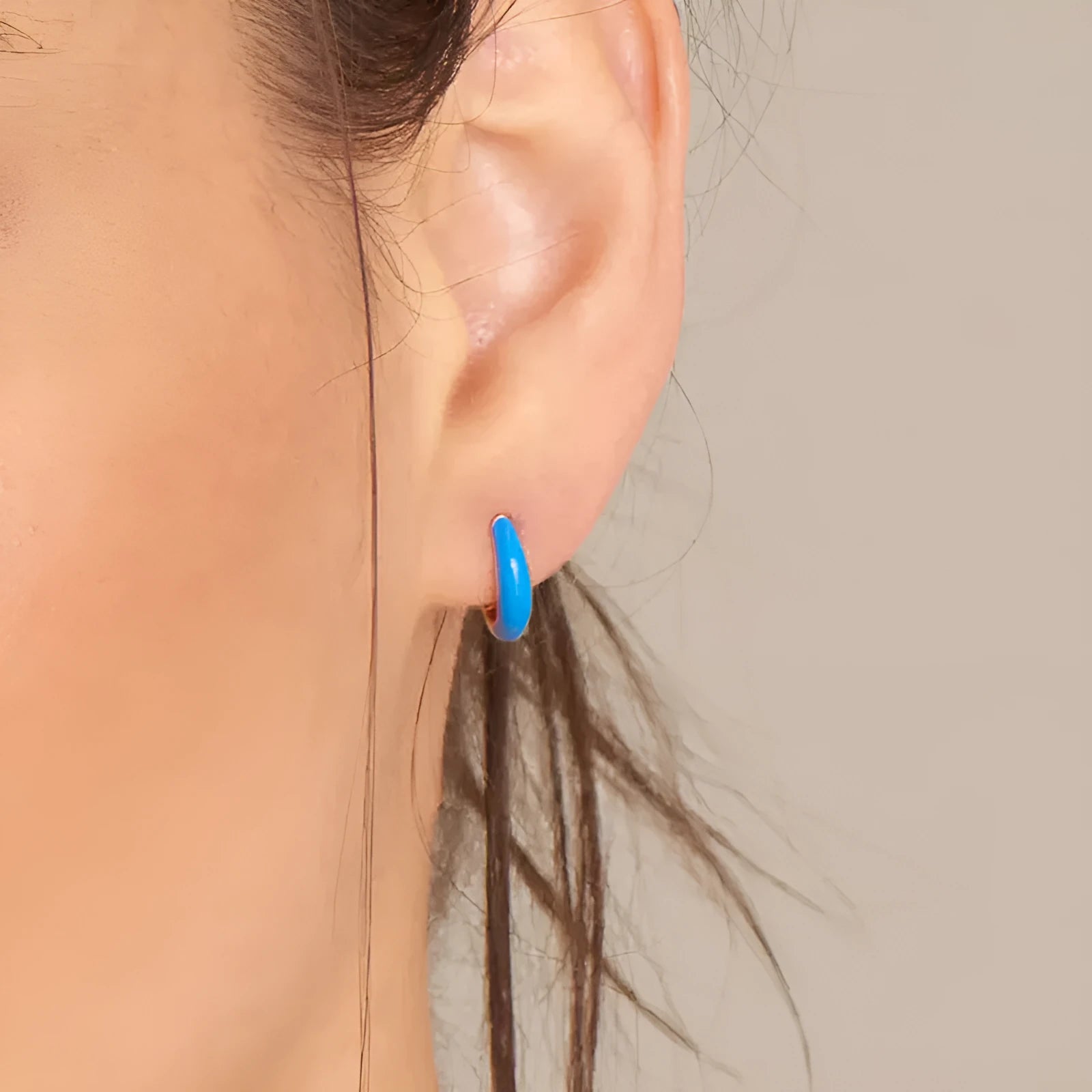 A pair of oval curved geometric epoxy earrings with a dripped oil finish in a choice of colours.