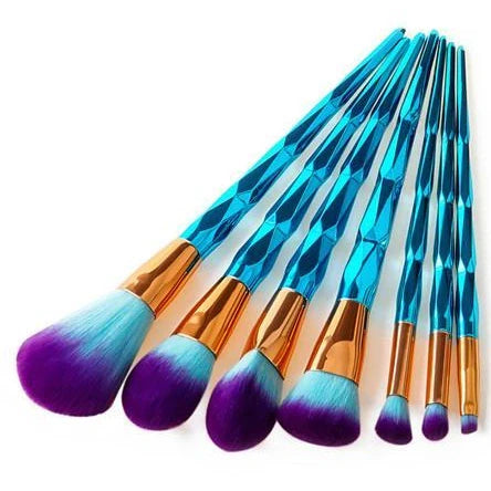 10-piece makeup brush set with synthetic bristles and 14-16cm handles in protective case