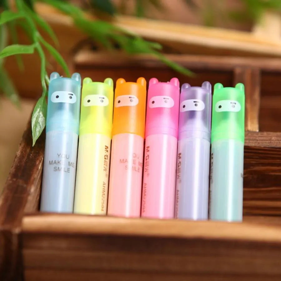 Set of six plastic highlighter pens with oblique tips in assorted colours, presented in bagged packaging.