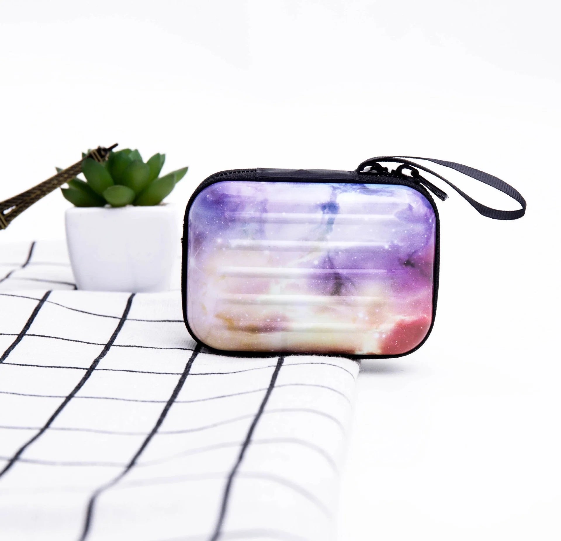 Tinplate coin purse with anime cartoon design and zipper opening