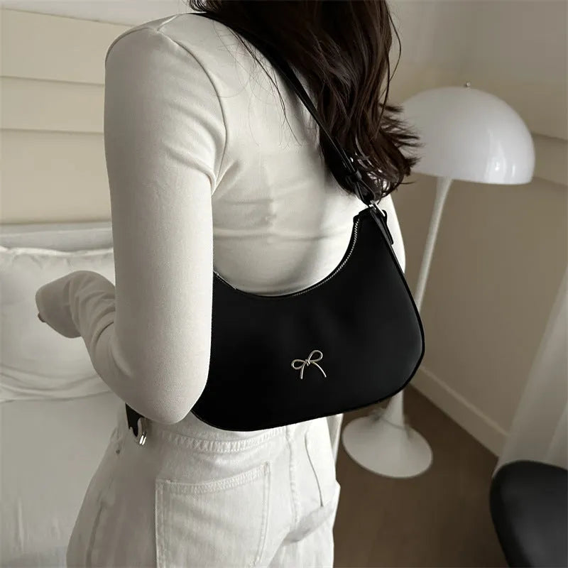 Women's dumpling-shaped shoulder baguette handbag in PU material with single strap and mobile phone compartment