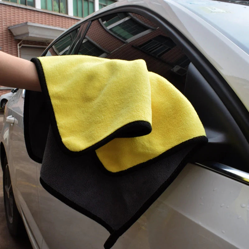 Two-colour double-sided car cleaning towel for scratch-free wash