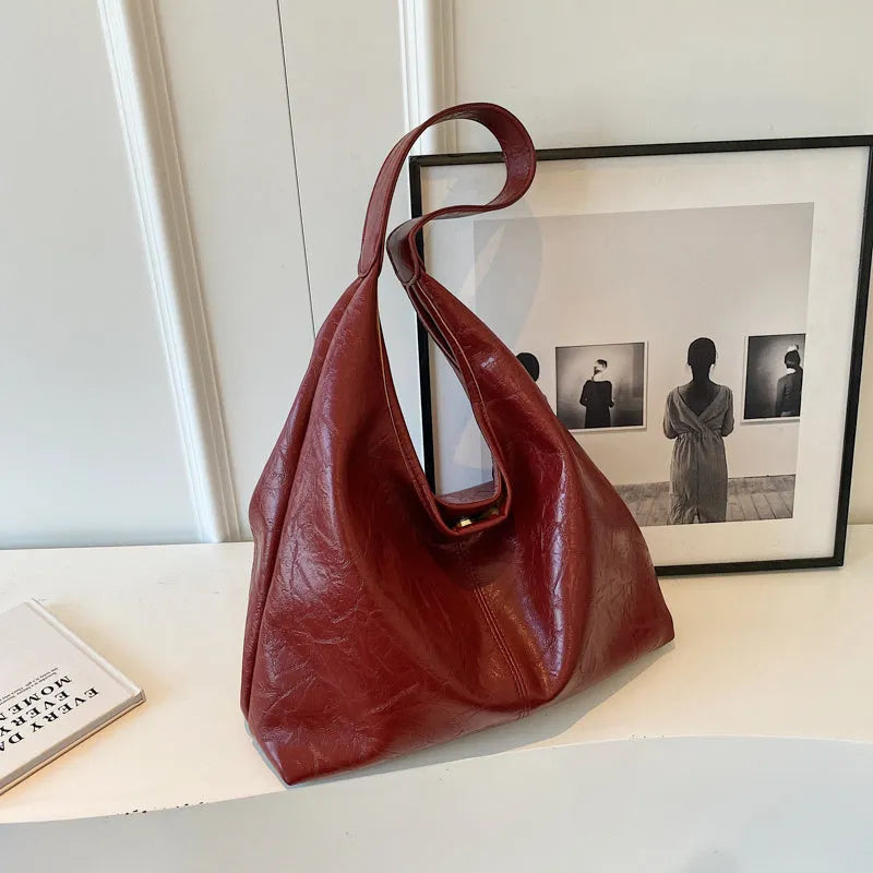 Soft PU leather large capacity shoulder bag in street style with sandwich pocket.