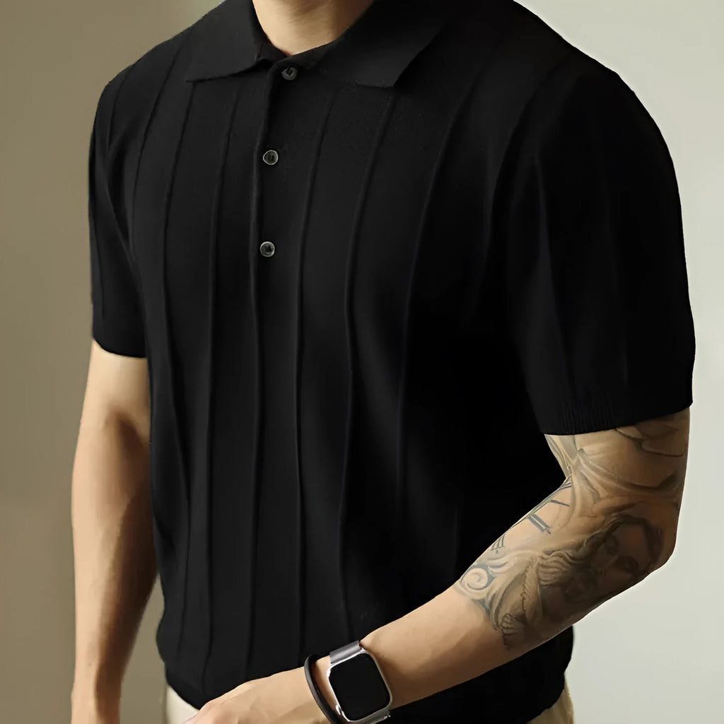 Men's loose fit solid colour basic t-shirt in black or white.