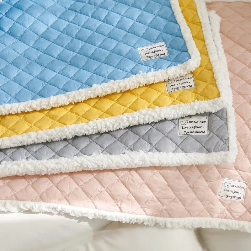 Blue quilted cloth pet blanket for cats, shown with size options M, L, and XL next to a cat bed.