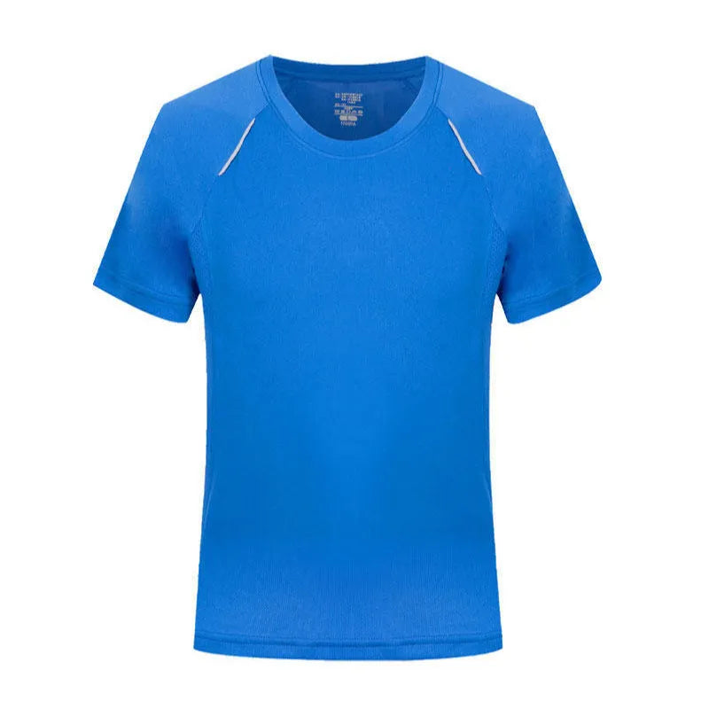 Slim fit solid colour T-shirt in viscose quick-dry fabric on a hanger.
