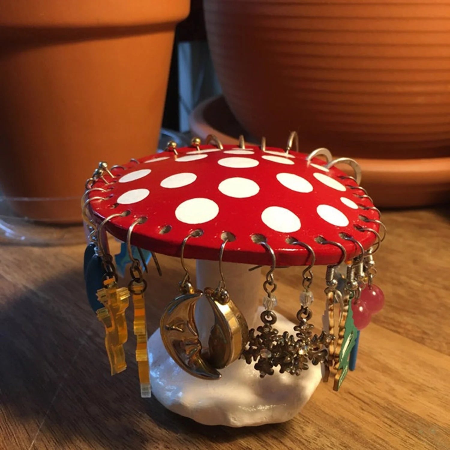 Mushroom-shaped earring rack in red and pink, organising up to 26 earrings