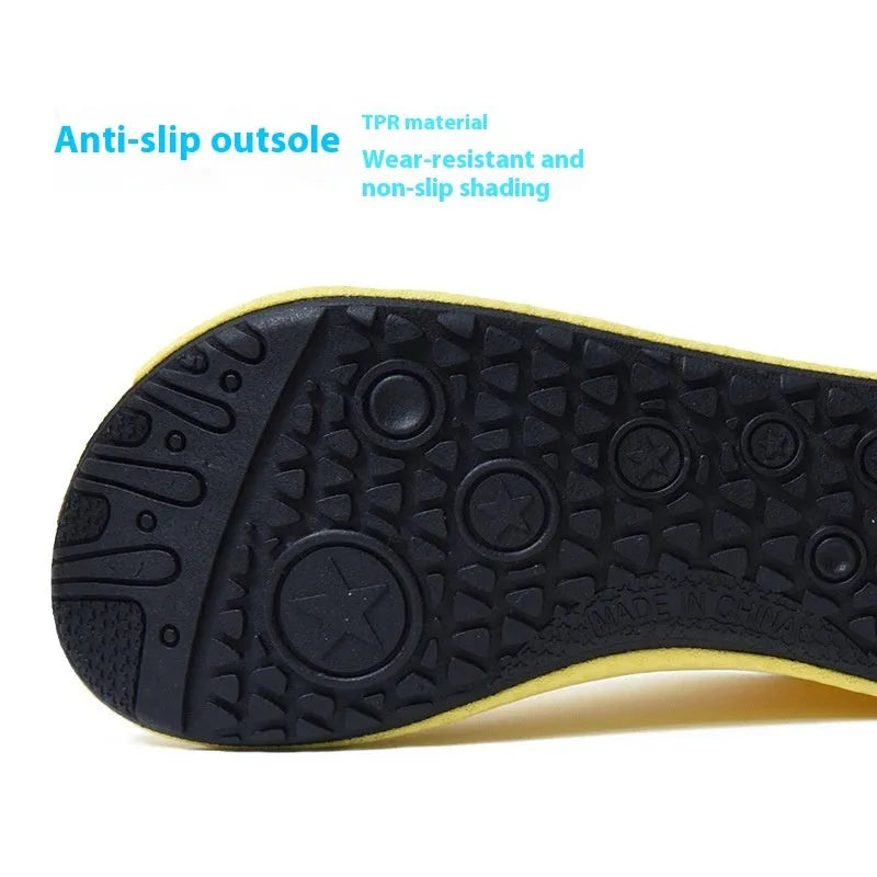 A pair of casual low-top beach shoes with a mesh upper and non-slip TPR sole.
